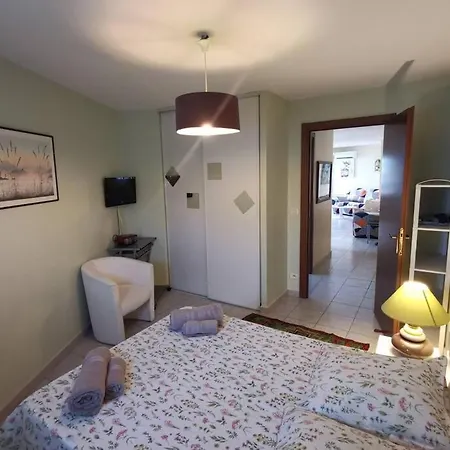 6 Personnes Face A La Apartment