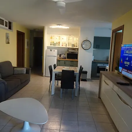 6 Personnes Face A La Apartment *